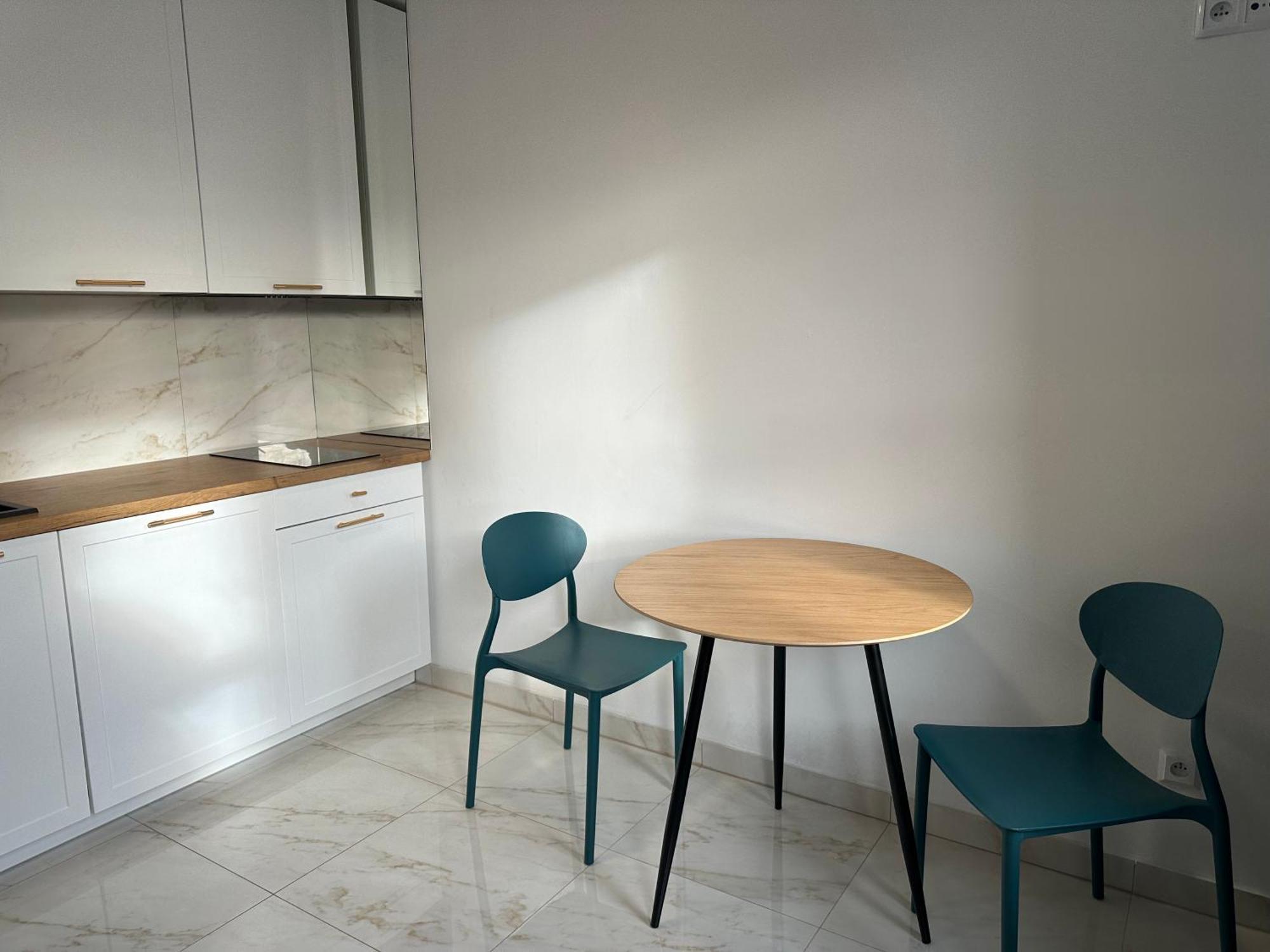 Moveen Corner South-east Exposition Apartment *